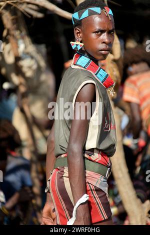 TURMI, OMO VALLEY, ETIOPIA - 19 NOVEMBRE 2011: Donna Hamar non identificata al mercato del villaggio. I mercati settimanali sono eventi importanti nella regione tribale dell'Omo Valley Foto Stock