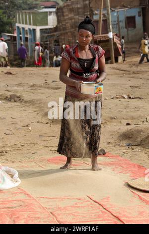 TURMI, ETIOPIA - NOVEMER 20, 2011: Unidentified ethiopian Woman Touches a sorghum in a Street Market, Turmi, 20 novembre 2011. Foto Stock