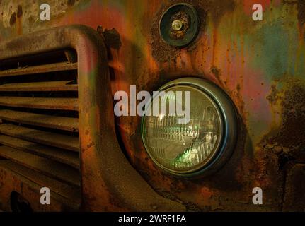 Vista ravvicinata della parte anteriore del vecchio veicolo nel "Truck Graveyard" nella Virginia centrale. Foto Stock