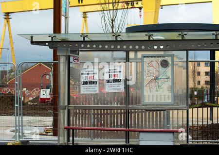 Belfast, Regno Unito 12 03 2024 poster che sono stati collocati lungo Newtownards Rd overnight presumibilmente dalla Ulster Volunteer Force (UVF) Belfast Irlanda del Nord Credit: HeadlineX/Alamy Live News Foto Stock