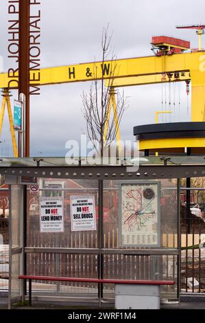 Belfast, Regno Unito 12 03 2024 poster che sono stati collocati lungo Newtownards Rd overnight presumibilmente dalla Ulster Volunteer Force (UVF) Belfast Irlanda del Nord Credit: HeadlineX/Alamy Live News Foto Stock