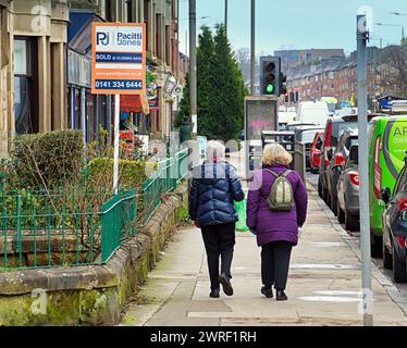 Glasgow, Scozia, Regno Unito. 12 marzo 2024: Regno Unito Meteo: Locali su dumbarton Road. Nuvoloso in città ha visto gente del posto e turisti sulle strade del centro città. Credit Gerard Ferry/Alamy Live News Foto Stock