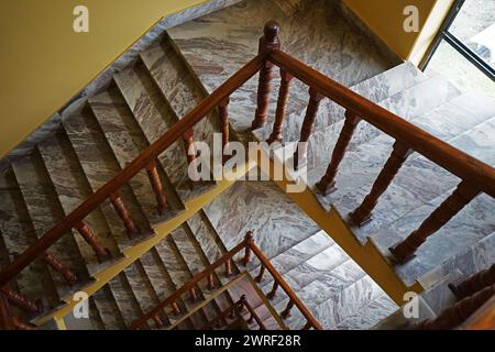 Architettura e design di scale in legno con pavimento in marmo Foto Stock