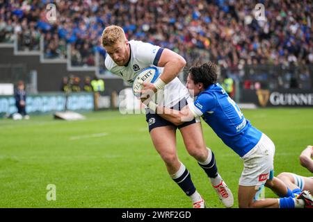 Kyle Steyn della Scozia viene affrontato dall'italiano Ange Capuozzo durante la partita internazionale di rugby a 15 del Guinness Six Nations 2024 tra Italia e Scozia allo Stadio Olimpico. Punteggio finale: Italia 31 - 29 Scozia. Foto Stock