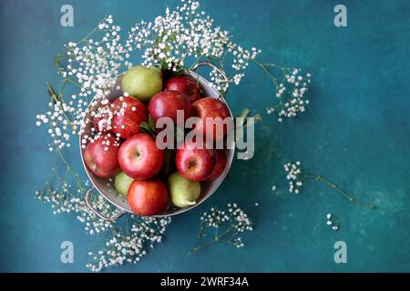 Foto di natura morta con pere mele rosse su sfondo blu. Foto ravvicinata della frutta di stagione. Concetto di dieta bilanciata. Foto Stock