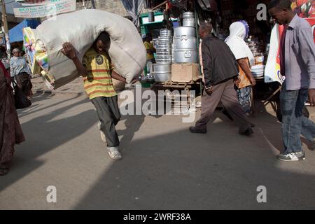 ADDIS ABEBA. ETIOPIA - 29 NOVEMBRE 2011: Lavoratori del mercato Merkato. Merkato Market è il più grande mercato all'aperto in Africa. Foto Stock