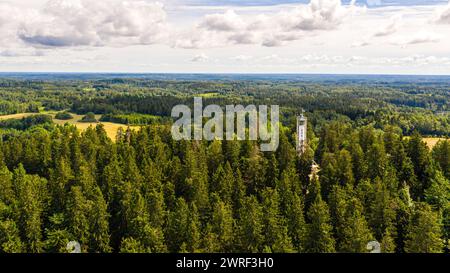 Suure Munamae o Suur Munamagi torre di osservazione in Estonia, vista aerea con droni Foto Stock