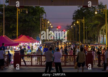C'è molto cibo di strada tailandese nel mercato notturno. Foto Stock