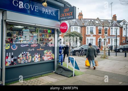 LONDRA - 4 FEBBRAIO 2024: Negozi fuori licenza e minimarket e negozi residenziali a Chiswick, West London Foto Stock
