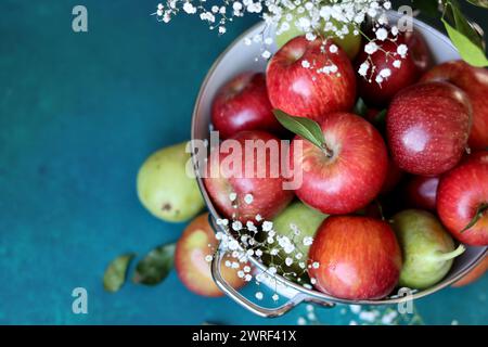 Foto di natura morta con pere mele rosse su sfondo blu. Foto ravvicinata della frutta di stagione. Concetto di dieta bilanciata. Foto Stock