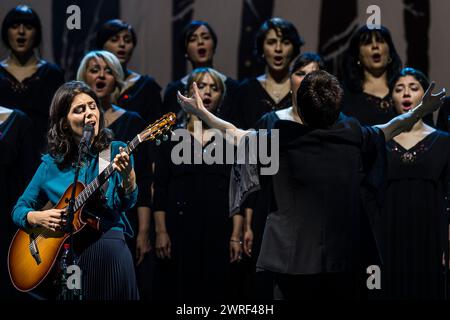 La cantante britannica Katie Melua suona dal vivo al Cirque Royal con il coro femminile di Gori | la chanteuse britannique Katie Melua en Concert au cirque Foto Stock