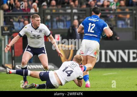 Roma, Italia. 9 marzo 2024. Tommaso Menoncello dell'Italia viene affrontato da Kyle Steyn della Scozia durante la partita internazionale di rugby a 15 del Guinness Six Nations 2024 tra Italia e Scozia allo Stadio Olimpico. Punteggio finale: Italia 31 - 29 Scozia. (Foto di Stefano Costantino/SOPA Images/Sipa USA) credito: SIPA USA/Alamy Live News Foto Stock