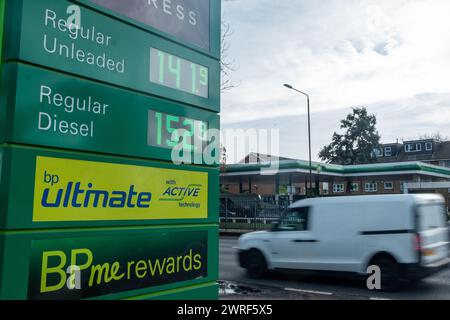 LONDRA - 15 FEBBRAIO 2024: Stazione di servizio BP con minimarket Londis Foto Stock