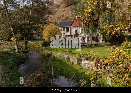 Sosoye compte au rang des Plus beaux Village de la Wallonie, ce petit Village du Condroz et de l'entite d'Anhee est traverse par la Molignee. La drais Foto Stock