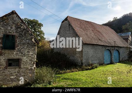 Sosoye compte au rang des Plus beaux Village de la Wallonie, ce petit Village du Condroz et de l'entite d'Anhee est traverse par la Molignee. La drais Foto Stock