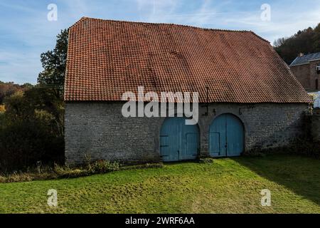 Sosoye compte au rang des Plus beaux Village de la Wallonie, ce petit Village du Condroz et de l'entite d'Anhee est traverse par la Molignee. La drais Foto Stock