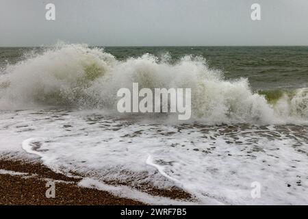 Brighton, città di Brighton & Hove, East Sussex, Regno Unito. L'alta marea alla marea primaverile di Brighton Beach mentre l'ondata colpisce le difese marine. 12 marzo 2024. David Smith/Alamy Live News Foto Stock