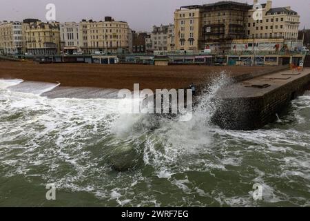 Brighton, città di Brighton & Hove, East Sussex, Regno Unito. L'alta marea alla marea primaverile di Brighton Beach mentre l'ondata colpisce le difese marine. 12 marzo 2024. David Smith/Alamy Live News Foto Stock