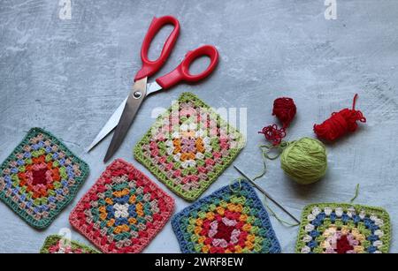 Quadrati multicolori all'uncinetto fatti a mano con motivi ricamati Foto Stock