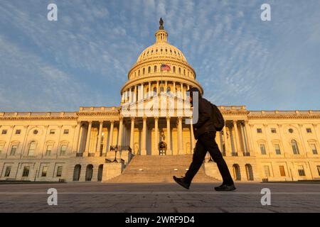 Washington, District of Columbia, USA. 12 marzo 2024. Il sole nascente splende sul Campidoglio degli Stati Uniti a Washington, Distretto di Columbia. (Immagine di credito: © Eric Kayne/ZUMA Press Wire) SOLO PER USO EDITORIALE! Non per USO commerciale! Foto Stock