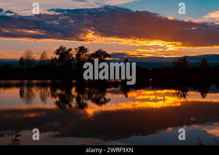 Tramonto estivo con riflessi vicino ad Aholming, Deggendorf, Baviera, Germania Aholming az2 009 Foto Stock