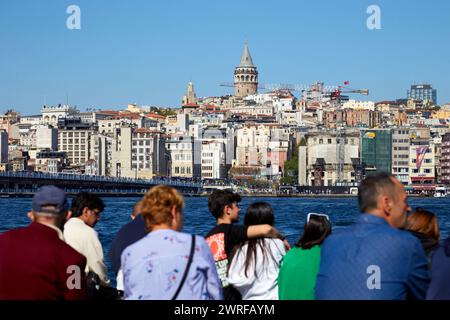 Turisti a Eminonu Harbour, Istanbul, Turchia, Europa Foto Stock
