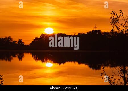 Tramonto estivo con riflessi vicino a Plattling, Isar, Baviera, Germania  MG 3580 Foto Stock