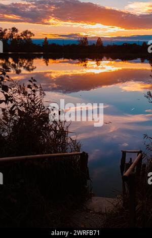 Tramonto estivo con riflessi vicino ad Aholming, Deggendorf, Baviera, Germania Aholming az2 006 Foto Stock