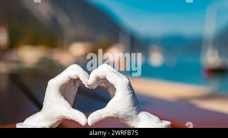 Gesto di cuore e mani con una scultura stampata in 3D - modello libero dal thingiverso - sul lago Achensee, Pertisau, Eben am Achensee, Tirolo, Austria Achensee, Foto Stock