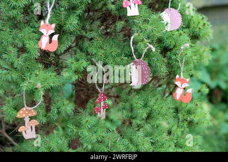 Giocattolo di legno appeso al ramo dell'albero di Natale. Decorazioni natalizie ecologiche. Foto Stock