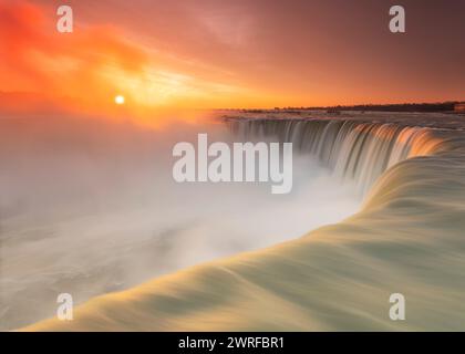 Ontario. 12 marzo 2024. Foto scattata il 12 marzo 2024 a Ontario, Canada, mostra le cascate del Niagara all'alba. Crediti: Zou Zheng/Xinhua/Alamy Live News Foto Stock