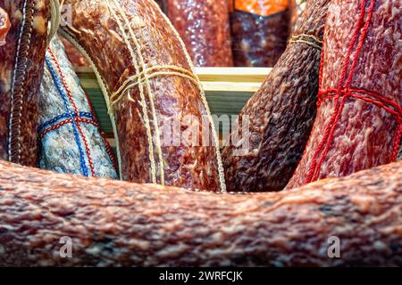 Diverse salsicce gustose come sfondo, vista ravvicinata, messa a fuoco selettiva. Foto Stock