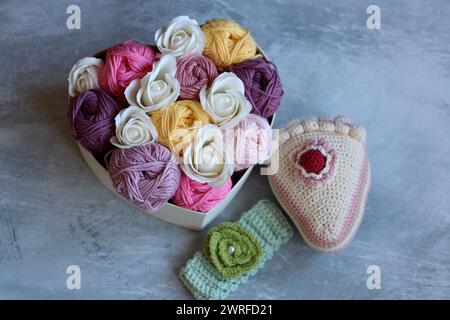 Bouquet di palline di filato di cotone in una scatola di legno. Foto colorata di filati organici rosa tenue. Concetto di hobby e svago. Foto Stock