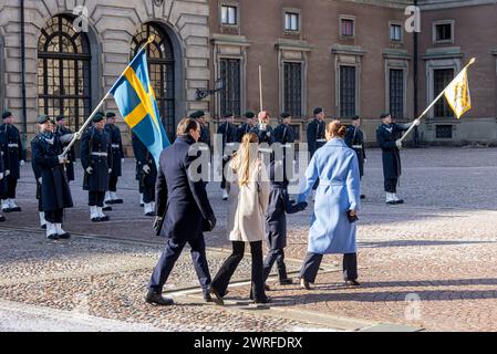 Stoccolma, Svezia. 12 marzo 2024. STOCCOLMA - la Principessa Vittoria di Svezia, il Principe Daniele di Svezia, la Principessa Estelle di Svezia e il Principe Oscar di Svezia partecipano al giorno del nome della Principessa ereditaria 2024 al Palazzo reale il 12 marzo 2024 a Stoccolma, Svezia. Crediti: Patrick van Katwijk/dpa/Alamy Live News Foto Stock