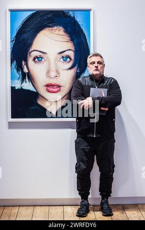 Cromwell Place, Londra, Regno Unito. 12 marzo 2024. Rankin (nella foto) accanto a Natalie Imbruglia Left of the Middle album ArtWork, 1997 C-TYPE LambdaThrough una selezione accuratamente curata di ritratti, l'ultima mostra D'ARTE TIN MAN, Sound Off - al Cromwell Place dal 12-24 marzo 2024 - mette in mostra ́s la capacità di Rankin di creare immagini che hanno definito lo zeitgeist, oltre a esplorare le personalità dietro la personalità di ogni musicista.Paul Quezada-Neiman/Alamy Live News Credit: Paul Quezada-Neiman/Alamy Live News Foto Stock