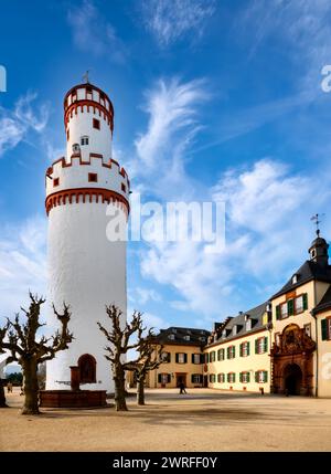 Rimani nel cortile del Palazzo di Bad Homburg. La Torre Bianca. Foto Stock