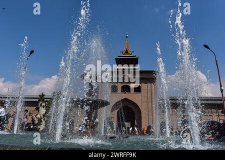 I musulmani kashmiri eseguono l'abluzione prima di offrire preghiere alla Jamia Masjid o grande Moschea durante il primo giorno del Ramadan a Srinagar. I musulmani di tutto il mondo stanno segnando il mese del Ramadan, il mese più sacro del calendario islamico durante il quale i devoti vanno velocemente dall'alba al tramonto. Foto Stock