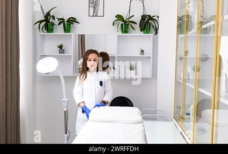 Estetista nell'ufficio di cosmetologia. Cosmetologo medico dermatologo in una clinica di bellezza. Trattamento viso. Trattamenti di bellezza. ph di alta qualità Foto Stock