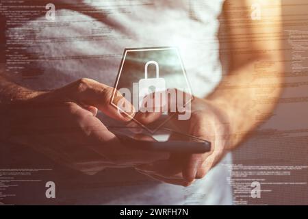 Concetto di cyber sicurezza dei telefoni cellulari, primo piano delle mani maschili utilizzando l'app per smartphone per proteggere le attività online, attenzione selettiva Foto Stock