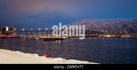 Vista notturna del ponte Tromsø (norvegese: Tromsøbrua), un ponte stradale a sbalzo nella città di Tromsø, Norvegia. Foto Stock