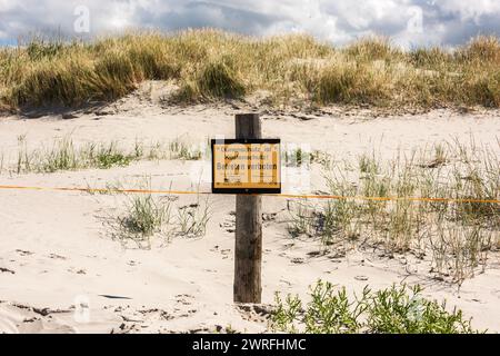 Schild am Strand von St. Peter-Ording. Dünenschutz ist Küstenschutz Betreten verboten Foto Stock