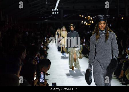 Parigi, Francia. 5 marzo 2024. Una modella cammina sulla passerella della sfilata di moda Louis Vuitton durante la sfilata di moda delle collezioni Autunno Inverno 2024 alla Paris Fashion Week di Parigi il 5 marzo 2024. (Foto di Jonas Gustavsson/Sipa USA) credito: SIPA USA/Alamy Live News Foto Stock