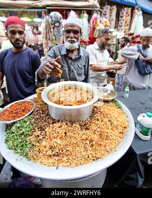 Il Ramadan nel Bangladesh i musulmani del Bangladesh comprano cibo per rompere il loro digiuno durante il primo giorno del mese di digiuno del Ramadan in un mercato alimentare tradizionale a Chalk bazar, a Dacca, Bangladesh, 12 marzo 2024. Il mese sacro dei musulmani del Ramadan è il nono mese del calendario islamico, e si ritiene che la rivelazione del primo versetto nel Corano sia stata durante le sue ultime 10 notti. E' anche il momento di socializzare, soprattutto la sera dopo aver rotto il digiuno, e di spostare tutte le attività alla fine della giornata nella maggior parte dei paesi. Dhaka Distretto di Dhaka Bangladesh Copyright: XHabiburxRahmanx Foto Stock