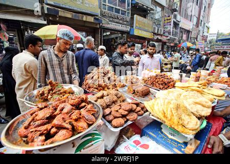 Il Ramadan nel Bangladesh i musulmani del Bangladesh comprano cibo per rompere il loro digiuno durante il primo giorno del mese di digiuno del Ramadan in un mercato alimentare tradizionale a Chalk bazar, a Dacca, Bangladesh, 12 marzo 2024. Il mese sacro dei musulmani del Ramadan è il nono mese del calendario islamico, e si ritiene che la rivelazione del primo versetto nel Corano sia stata durante le sue ultime 10 notti. E' anche il momento di socializzare, soprattutto la sera dopo aver rotto il digiuno, e di spostare tutte le attività alla fine della giornata nella maggior parte dei paesi. Dhaka Distretto di Dhaka Bangladesh Copyright: XHabiburxRahmanx Foto Stock