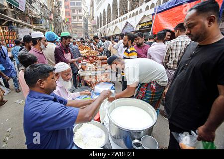 Il Ramadan nel Bangladesh i musulmani del Bangladesh comprano cibo per rompere il loro digiuno durante il primo giorno del mese di digiuno del Ramadan in un mercato alimentare tradizionale a Chalk bazar, a Dacca, Bangladesh, 12 marzo 2024. Il mese sacro dei musulmani del Ramadan è il nono mese del calendario islamico, e si ritiene che la rivelazione del primo versetto nel Corano sia stata durante le sue ultime 10 notti. E' anche il momento di socializzare, soprattutto la sera dopo aver rotto il digiuno, e di spostare tutte le attività alla fine della giornata nella maggior parte dei paesi. Dhaka Distretto di Dhaka Bangladesh Copyright: XHabiburxRahmanx Foto Stock