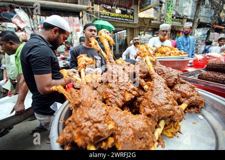 Il Ramadan nel Bangladesh i musulmani del Bangladesh comprano cibo per rompere il loro digiuno durante il primo giorno del mese di digiuno del Ramadan in un mercato alimentare tradizionale a Chalk bazar, a Dacca, Bangladesh, 12 marzo 2024. Il mese sacro dei musulmani del Ramadan è il nono mese del calendario islamico, e si ritiene che la rivelazione del primo versetto nel Corano sia stata durante le sue ultime 10 notti. E' anche il momento di socializzare, soprattutto la sera dopo aver rotto il digiuno, e di spostare tutte le attività alla fine della giornata nella maggior parte dei paesi. Dhaka Distretto di Dhaka Bangladesh Copyright: XHabiburxRahmanx Foto Stock