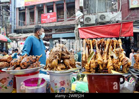 Il Ramadan nel Bangladesh i musulmani del Bangladesh comprano cibo per rompere il loro digiuno durante il primo giorno del mese di digiuno del Ramadan in un mercato alimentare tradizionale a Chalk bazar, a Dacca, Bangladesh, 12 marzo 2024. Il mese sacro dei musulmani del Ramadan è il nono mese del calendario islamico, e si ritiene che la rivelazione del primo versetto nel Corano sia stata durante le sue ultime 10 notti. E' anche il momento di socializzare, soprattutto la sera dopo aver rotto il digiuno, e di spostare tutte le attività alla fine della giornata nella maggior parte dei paesi. Dhaka Distretto di Dhaka Bangladesh Copyright: XHabiburxRahmanx Foto Stock