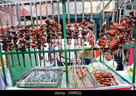 Il Ramadan nel Bangladesh i musulmani del Bangladesh comprano cibo per rompere il loro digiuno durante il primo giorno del mese di digiuno del Ramadan in un mercato alimentare tradizionale a Chalk bazar, a Dacca, Bangladesh, 12 marzo 2024. Il mese sacro dei musulmani del Ramadan è il nono mese del calendario islamico, e si ritiene che la rivelazione del primo versetto nel Corano sia stata durante le sue ultime 10 notti. E' anche il momento di socializzare, soprattutto la sera dopo aver rotto il digiuno, e di spostare tutte le attività alla fine della giornata nella maggior parte dei paesi. Dhaka Distretto di Dhaka Bangladesh Copyright: XHabiburxRahmanx Foto Stock