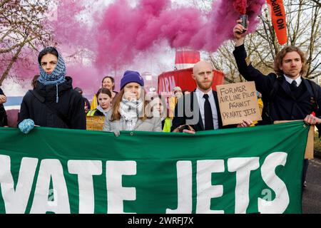 27 gennaio 2024. Greta Thunberg all'aeroporto di Farnborough. "Volare verso l'estinzione" marcia e protesta contro i jet privati e l'espansione dell'aeroporto. Foto Stock