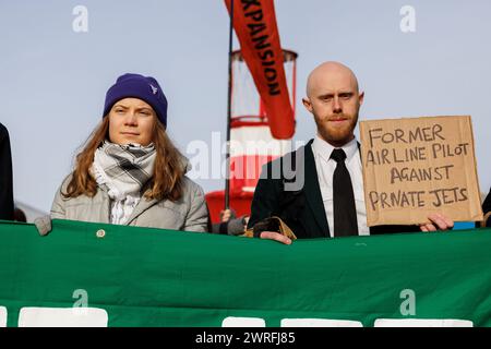 27 gennaio 2024. Greta Thunberg all'aeroporto di Farnborough. "Volare verso l'estinzione" marcia e protesta contro i jet privati e l'espansione dell'aeroporto. Foto Stock